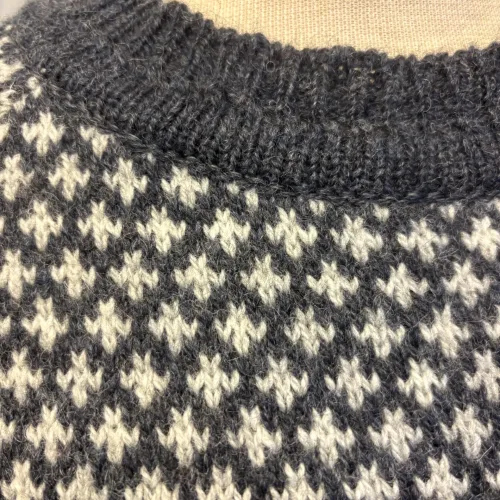 Sirri Færø Pullover - Liljemønster Kort Denim, sirri, færøsk, færø, færøstrik, gudrun, ren, uld, ubehandlet, fåreuld, varm, raglan, ærmer, smart, klassisk, uld, uldsweater, sweater, pullover, striktrøje, trøje, ulden, udendørs, outdoor, herre, dame, unisex, moderne, hipster, faeroi, strik, mønster, klassis, mønster, liljer, biti, ribe, 2026, jeansblå, blå, gråblå, denim, grålig