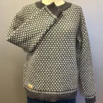 Sirri Færø Pullover - Liljemønster Kort Denim, sirri, færøsk, færø, færøstrik, gudrun, ren, uld, ubehandlet, fåreuld, varm, raglan, ærmer, smart, klassisk, uld, uldsweater, sweater, pullover, striktrøje, trøje, ulden, udendørs, outdoor, herre, dame, unisex, moderne, hipster, faeroi, strik, mønster, klassis, mønster, liljer, biti, ribe, 2026, jeansblå, blå, gråblå, denim, grålig
