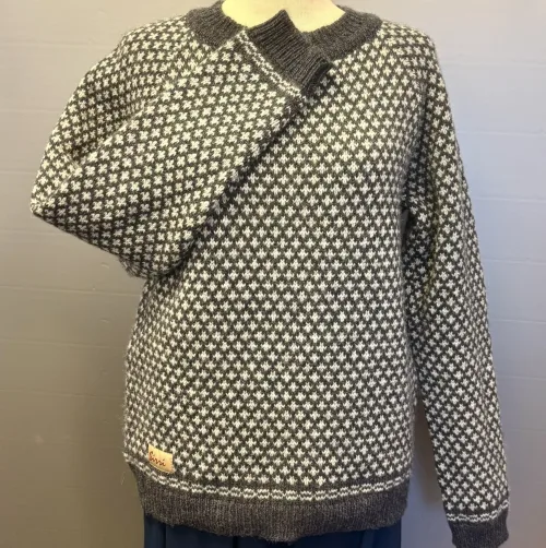 Sirri Færø Pullover - Liljemønster Kort Denim, sirri, færøsk, færø, færøstrik, gudrun, ren, uld, ubehandlet, fåreuld, varm, raglan, ærmer, smart, klassisk, uld, uldsweater, sweater, pullover, striktrøje, trøje, ulden, udendørs, outdoor, herre, dame, unisex, moderne, hipster, faeroi, strik, mønster, klassis, mønster, liljer, biti, ribe, 2026, jeansblå, blå, gråblå, denim, grålig