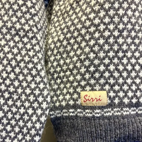 Sirri Færø Pullover - Liljemønster Kort Denim, sirri, færøsk, færø, færøstrik, gudrun, ren, uld, ubehandlet, fåreuld, varm, raglan, ærmer, smart, klassisk, uld, uldsweater, sweater, pullover, striktrøje, trøje, ulden, udendørs, outdoor, herre, dame, unisex, moderne, hipster, faeroi, strik, mønster, klassis, mønster, liljer, biti, ribe, 2026, jeansblå, blå, gråblå, denim, grålig