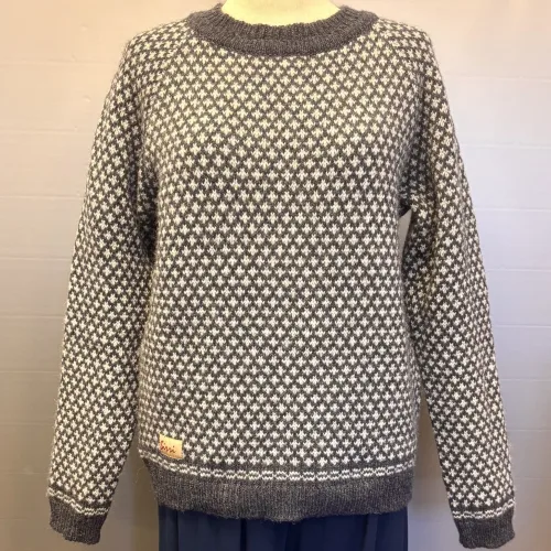 Sirri Færø Pullover - Liljemønster Kort Denim, sirri, færøsk, færø, færøstrik, gudrun, ren, uld, ubehandlet, fåreuld, varm, raglan, ærmer, smart, klassisk, uld, uldsweater, sweater, pullover, striktrøje, trøje, ulden, udendørs, outdoor, herre, dame, unisex, moderne, hipster, faeroi, strik, mønster, klassis, mønster, liljer, biti, ribe, 2026, jeansblå, blå, gråblå, denim, grålig