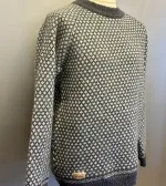 Sirri - Færøsk Pullover - Liljemønster Unisex Denim, jeansblå, gråblå, blågrå, 9026, 470, 910, herrestrik, herretrøje, damestrik, damesweater, herresweater, sweater, pullover, moderne, Færøsk Pullover - Liljemønster Navy Lang, sweater, striksweater, herresweater, herretrøje, loose, oversize, damestrik, striktrøje, striksweater, uldsweater, uldstrik, uldtrøje, islænder, færøsk, færø trøje, færøisk, færøerne, strik fra færøerne, klassisk, hipster, slim, smart, moderne, cool, varm, blød, natur, naturuld, fåreuld, liljemønster, traditionel,