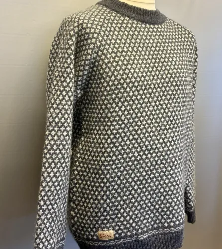 Sirri - Færøsk Pullover - Liljemønster Unisex Denim, jeansblå, gråblå, blågrå, 9026, 470, 910, herrestrik, herretrøje, damestrik, damesweater, herresweater, sweater, pullover, moderne, Færøsk Pullover - Liljemønster Navy Lang, sweater, striksweater, herresweater, herretrøje, loose, oversize, damestrik, striktrøje, striksweater, uldsweater, uldstrik, uldtrøje, islænder, færøsk, færø trøje, færøisk, færøerne, strik fra færøerne, klassisk, hipster, slim, smart, moderne, cool, varm, blød, natur, naturuld, fåreuld, liljemønster, traditionel,