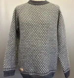 Sirri - Færøsk Pullover - Liljemønster Unisex Denim, jeansblå, gråblå, blågrå, 9026, 470, 910, herrestrik, herretrøje, damestrik, damesweater, herresweater, sweater, pullover, moderne, Færøsk Pullover - Liljemønster Navy Lang, sweater, striksweater, herresweater, herretrøje, loose, oversize, damestrik, striktrøje, striksweater, uldsweater, uldstrik, uldtrøje, islænder, færøsk, færø trøje, færøisk, færøerne, strik fra færøerne, klassisk, hipster, slim, smart, moderne, cool, varm, blød, natur, naturuld, fåreuld, liljemønster, traditionel,