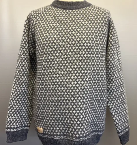 Sirri - Færøsk Pullover - Liljemønster Unisex Denim, jeansblå, gråblå, blågrå, 9026, 470, 910, herrestrik, herretrøje, damestrik, damesweater, herresweater, sweater, pullover, moderne, Færøsk Pullover - Liljemønster Navy Lang, sweater, striksweater, herresweater, herretrøje, loose, oversize, damestrik, striktrøje, striksweater, uldsweater, uldstrik, uldtrøje, islænder, færøsk, færø trøje, færøisk, færøerne, strik fra færøerne, klassisk, hipster, slim, smart, moderne, cool, varm, blød, natur, naturuld, fåreuld, liljemønster, traditionel,