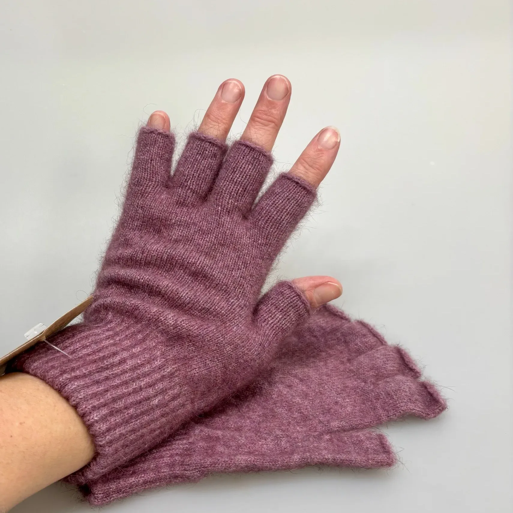 Strikkede Vanter med Åbne Fingre Possum - Mauve Strikkede Vanter med Åbne Fingre Possum - Mauve, syren, rosa, lilla, lyslilla, gammelrosa, rosenrød, possum, opossum, merino, silke, wild, new zealand, muffedisser, pulsvarmere, korte, indendørs, åbne fingre, mobilhandsker, mobilvanter, lækre, luksus, lyseblå, jeansblå, smarte, kvalitet, bæredygtig, miljø, holdbare, naturlige, biti, ribe, vanter, fingerhandsker, fingerfri,