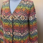 Alpaka Cardigan Lang - Catherine Jeans Multi, lang, long, firgur, timeglas, klædelig, smart, smuk, særlig, lama, uld, alpaca, alpakastrik, strik, damestrik, knapper, v-hals, v-udskæring, blomster, regnbue, rainbow, farveglad, farverig, floral, ikat, farveforløb, fintstrikket, lærke bakker, strikkedesign, design, alpakastrik, alpakatrøje, striktrøje, strikjakke, varm, blød, ren, natur, materialer, bæredygtig, holdbar, miljø, biti, ribe,
