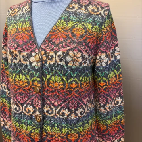 Alpaka Cardigan Lang - Catherine Jeans Multi, lang, long, firgur, timeglas, klædelig, smart, smuk, særlig, lama, uld, alpaca, alpakastrik, strik, damestrik, knapper, v-hals, v-udskæring, blomster, regnbue, rainbow, farveglad, farverig, floral, ikat, farveforløb, fintstrikket, lærke bakker, strikkedesign, design, alpakastrik, alpakatrøje, striktrøje, strikjakke, varm, blød, ren, natur, materialer, bæredygtig, holdbar, miljø, biti, ribe,