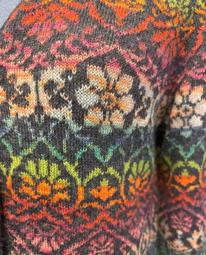 Alpaka Cardigan Lang - Catherine Jeans Multi, lang, long, firgur, timeglas, klædelig, smart, smuk, særlig, lama, uld, alpaca, alpakastrik, strik, damestrik, knapper, v-hals, v-udskæring, blomster, regnbue, rainbow, farveglad, farverig, floral, ikat, farveforløb, fintstrikket, lærke bakker, strikkedesign, design, alpakastrik, alpakatrøje, striktrøje, strikjakke, varm, blød, ren, natur, materialer, bæredygtig, holdbar, miljø, biti, ribe,