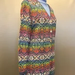 Alpaka Cardigan Lang - Catherine Jeans Multi, lang, long, firgur, timeglas, klædelig, smart, smuk, særlig, lama, uld, alpaca, alpakastrik, strik, damestrik, knapper, v-hals, v-udskæring, blomster, regnbue, rainbow, farveglad, farverig, floral, ikat, farveforløb, fintstrikket, lærke bakker, strikkedesign, design, alpakastrik, alpakatrøje, striktrøje, strikjakke, varm, blød, ren, natur, materialer, bæredygtig, holdbar, miljø, biti, ribe,