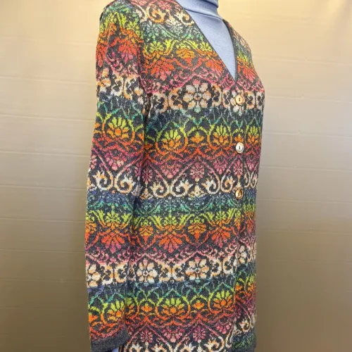 Alpaka Cardigan Lang - Catherine Jeans Multi, lang, long, firgur, timeglas, klædelig, smart, smuk, særlig, lama, uld, alpaca, alpakastrik, strik, damestrik, knapper, v-hals, v-udskæring, blomster, regnbue, rainbow, farveglad, farverig, floral, ikat, farveforløb, fintstrikket, lærke bakker, strikkedesign, design, alpakastrik, alpakatrøje, striktrøje, strikjakke, varm, blød, ren, natur, materialer, bæredygtig, holdbar, miljø, biti, ribe,