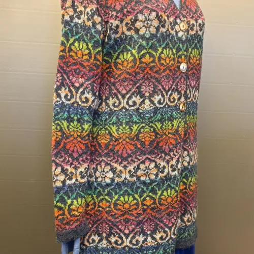 Alpaka Cardigan Lang - Catherine Jeans Multi, lang, long, firgur, timeglas, klædelig, smart, smuk, særlig, lama, uld, alpaca, alpakastrik, strik, damestrik, knapper, v-hals, v-udskæring, blomster, regnbue, rainbow, farveglad, farverig, floral, ikat, farveforløb, fintstrikket, lærke bakker, strikkedesign, design, alpakastrik, alpakatrøje, striktrøje, strikjakke, varm, blød, ren, natur, materialer, bæredygtig, holdbar, miljø, biti, ribe,