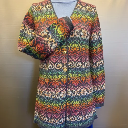 Alpaka Cardigan Lang - Catherine Jeans Multi, lang, long, firgur, timeglas, klædelig, smart, smuk, særlig, lama, uld, alpaca, alpakastrik, strik, damestrik, knapper, v-hals, v-udskæring, blomster, regnbue, rainbow, farveglad, farverig, floral, ikat, farveforløb, fintstrikket, lærke bakker, strikkedesign, design, alpakastrik, alpakatrøje, striktrøje, strikjakke, varm, blød, ren, natur, materialer, bæredygtig, holdbar, miljø, biti, ribe,