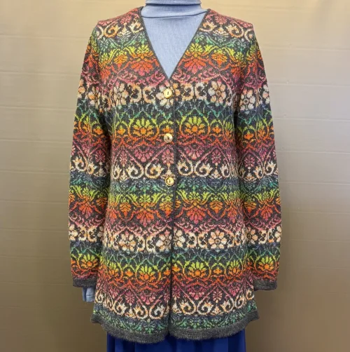 Alpaka Cardigan Lang - Catherine Jeans Multi, lang, long, firgur, timeglas, klædelig, smart, smuk, særlig, lama, uld, alpaca, alpakastrik, strik, damestrik, knapper, v-hals, v-udskæring, blomster, regnbue, rainbow, farveglad, farverig, floral, ikat, farveforløb, fintstrikket, lærke bakker, strikkedesign, design, alpakastrik, alpakatrøje, striktrøje, strikjakke, varm, blød, ren, natur, materialer, bæredygtig, holdbar, miljø, biti, ribe,